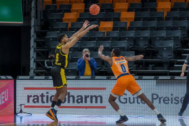 任前腰或左 任前腰或左