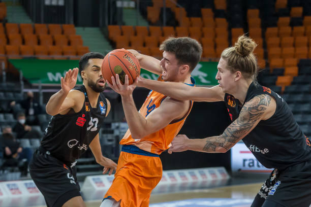 [CBA]赵继伟予以回应 绕掩护后三分命中.